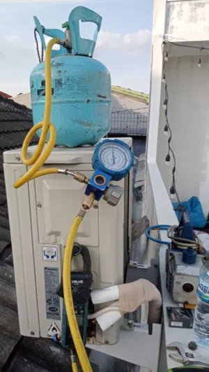 فني مكيفات فك وتركيب وصيانه + تعبئه فريون وغسيل