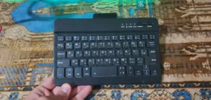 كيبورد خارجي شغال بالبلوتوث (Bluetooth)، تصميم عصري ونحيف وخفيف جداً، بحالة نظيفه جداً