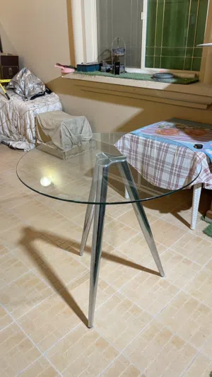 طاوله دائريه كبيره وبتصميم عصري وقابل للتفاض بشي بسيط
