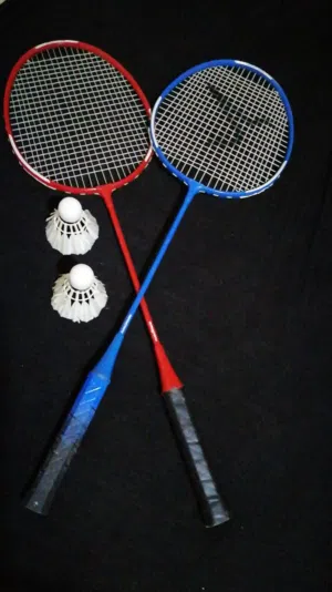 تنسTennis بلون ازرق و احمر معا ريشتين و مضربين...