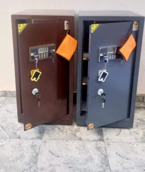 خزنات مقاسات مختلفة ضد الحريق و الكسر - متوفر عادية و بالفتحة - جديد خزنة متر و نصف