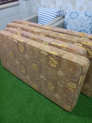فرشات سفنج بحالة الوكالة  مع مساند و ركايات  للبيع