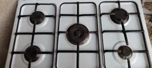 طباخ خمس عيون لون ابيض نظيف مثل الصوره شغال