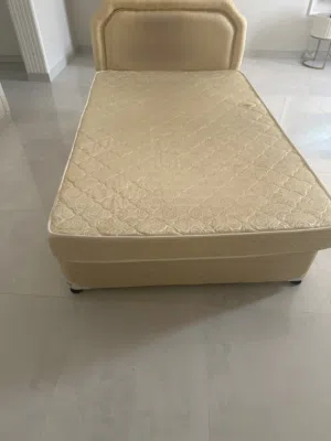 سرير مستعمل بحالة ممتازة نفر