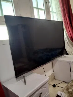 تلفاز IKON Smart TV 55 بوصة بحالة ممتازة