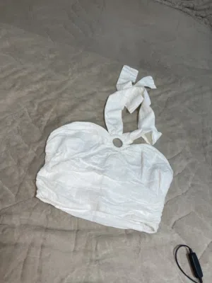 توب زارا ابيضّ برقبه هالتر مع حلقه بحاله ممتازه