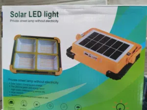 الصورة هذه علبة *كشاف طاقة شمسية Solar LED light* *وصف العلبة:* - *اسم المنتج*: مكتوب على اليسار
