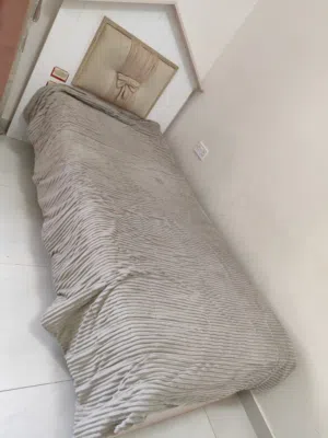 سرير بنات مستخدم للبيع ودوشك طبي