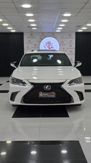 LEXUS ES 350 F SPORT 2021 الفخامة لما تمتزج بالرياضة... النتيجة تكون لكزس تخطف النظر من أول ظهور