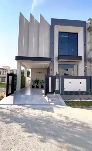 بيت للبيع بالاندلس يقع على شارع 15 متر