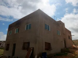 بيت للايجار في منطقه البيضاء شامل المياه والكهرباء