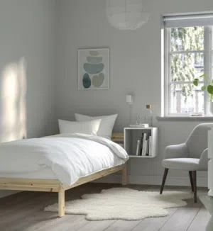 سرير نوم بحالة ممتازة للبيع (خشبي)90x200cm