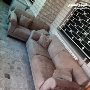 طقم كنب واثاث للبيع متنوع بحاله ممتازه جدا للبيع