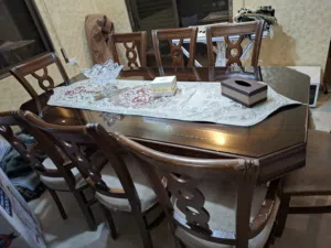طقم كنب وطاوله سفره خشب زان 8 كراسي وفضيات 2 وطاوله زجاج للكنب