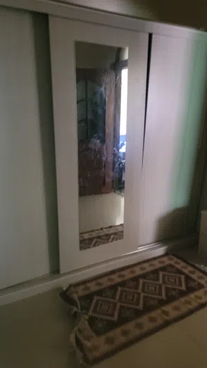 غرفة نوم مع كفرات