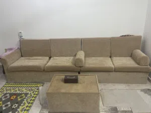 كنب للبيع في حالة جيدة جدا مع طاولة الموقع صار الخوير