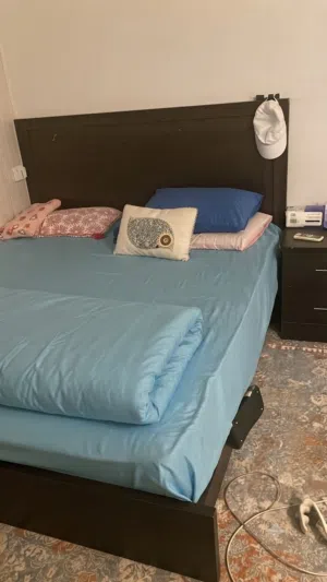 سرير شخصين و تواليت خشب
