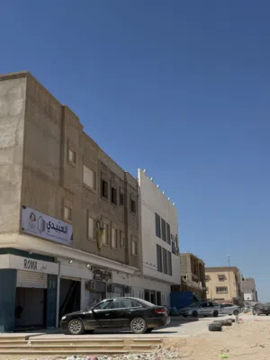 عقار تجاري في طريق النهر على ثلاث شوارع اربع شقق و خمس محلات