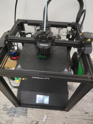 للبيع طابعة Ender 5 S1 الاحترافية (استعمال خفيف) مع ملحقات و الخيط ( الوصف مهم)