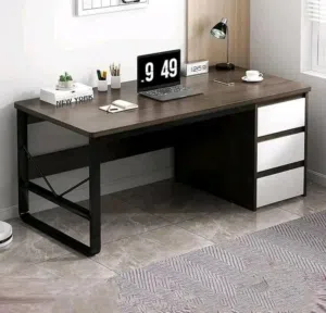 مكتب دراسي انيق مصنوع من مواد متينة تضمن لك الاستخدام لسنوات طويلة.