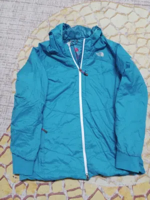 جاكيت فاخر وانيق بناتي THE NORTH FACE اصليه 100 ٪ مستعمل بحالة ممتازة لون ازرق فاتح صنع في الفلبين