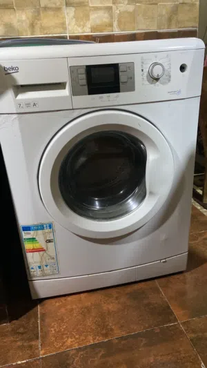 غسالة بيكو (Beko) للبيع، الغسالة بحالة الوكالة، Button power متعطل فيها فقط.