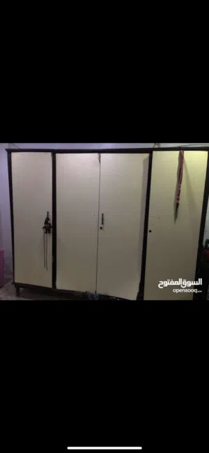 خزانة أواعي بحاله جيده للبيع المستعجل بسبب السفر