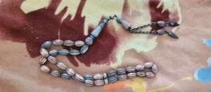 مسبحة لقيتها بعمق 15 متر قديمه جدا مابعرف شو معدنها