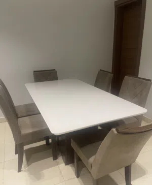 طاولة طعام ( بلاش)