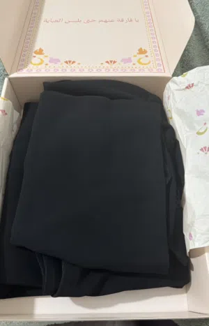 عبايه جديده لم تلبس في كرتون