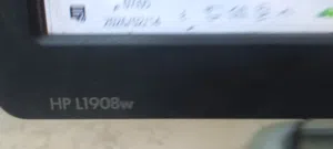 شاشة كمبيوتر مستعملا نظيفه