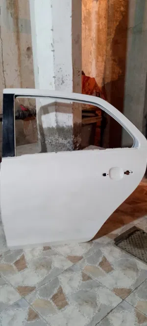 سياره يارس بيبان جهة السايق سعر الباب الواحد 125 الف  جهة السائق