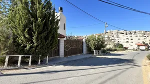 5 Bedrooms . 3 Bathrooms . 450 m22