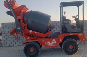 شاحنة خلاطة خرسانة  سلا ايطالي 2500 لتر. فورويل               عملت 2800 ساعة نظيفة جدا مواصفات عالية