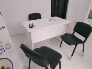 طاولات مكتبية مع كراسى