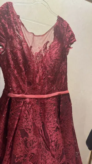 فستان خمري نبيذي مع جراب خاص