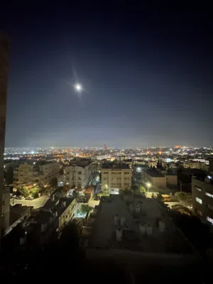 شقة مفروشة بإطلالة رائعة  3 غرف نوم للإيجار من المالك في المدينة الرياضية للاستفسار عالواتساب