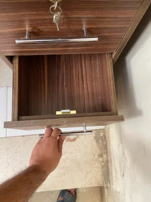 للبيع: مكتب خشبي مستعمل بحالة جيدة جدًا