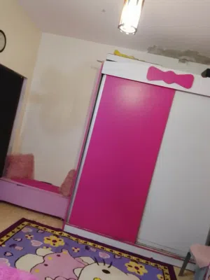 غرفه نوم اطفال مع طقم كنبايات