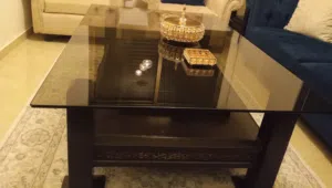 طاوله وسط مع طاوله عدد2جانبيات بحاله الوكاله خشب ممتاز جدا السكوريت الي عليها كلفني 100دينار