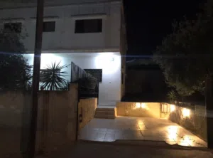 عمارة من 3 شقق مساحة 320 م وارض فارغة ياجوز منطقة الرشيد حي جعفر قرب اخر موقف للباصات
