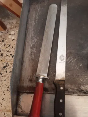 السلام عليكم ورحمه الله وبركاته   مكينه شاورما سوريا بلسيخ وبلقاعده متاعه وقرل 75سم استعمال شهر ومعا