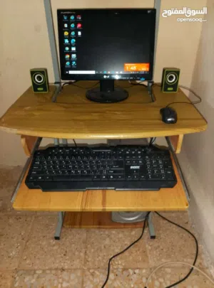 كمبيوتر مع كامل اغراضو