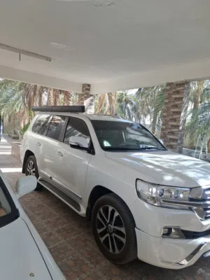 لاند كروزر VX 2016 فحص كامل مع ضمان في حالة ممتازة وسعر منافس