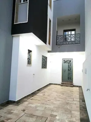 فيلا سكنية في الفرناج حديثة البناء متوسطة دورين وملحق نظام خليجي روعه في التشطيب والحي رائع