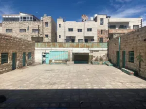 ساحة 140 متر مع اربع غرف اجمالي مساحة 250م