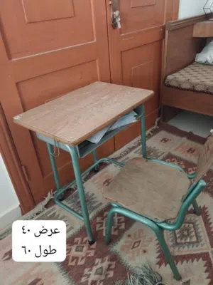 طاوله مكتب صغيره مع كرسي تستعمل للاكبار والصغار