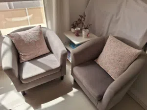 كنب مع كوشنز وطاول متعددة الأغراض