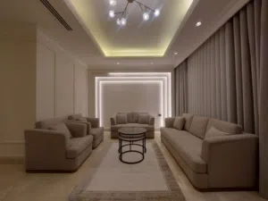 شقة مفروشة فاخرة للايجار قرب الدوار الرابع . طابق اخير مع رووف