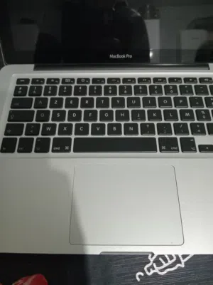 حاسوب محمول مستعمل علامة آبل بحالة جيدة بدون شاحن